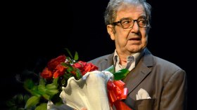 سيد أحمد أقومي: فارس الخشبة وعاشق المسرح