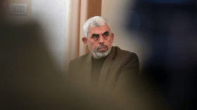 السنوار.. سلاح وسبحة وأذكار نبوية