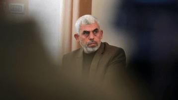 السنوار.. سلاح وسبحة وأذكار نبوية