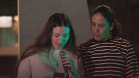 بالفيديو.. أسيرة إسرائيلية مفرج عنها سعيدة باسم من القرآن أطلقه عليها مقاتلو القسام