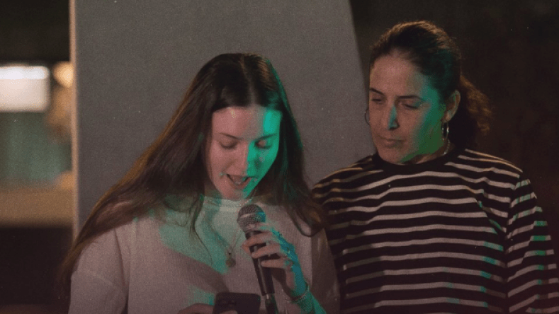 بالفيديو.. أسيرة إسرائيلية مفرج عنها سعيدة باسم من القرآن أطلقه عليها مقاتلو القسام