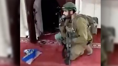 Cisjordanie: Ben-Gvir partage une vidéo de soldats pratiquant des rituels juifs à l’intérieur d’une mosquée