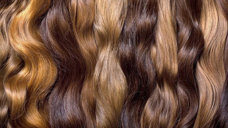 التعامل الصحيح مع خصلات الشعر الدارجة على الموضة