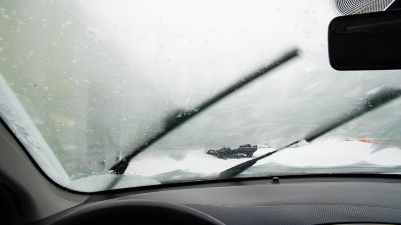 12 طريقة لإزالة الضباب من الزجاج الأمامي للسيارة