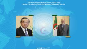 عطاف ونظيره الصيني يتبادلان التهاني