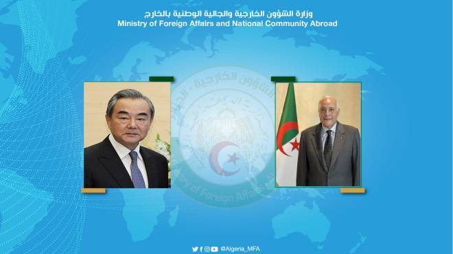 عطاف ونظيره الصيني يتبادلان التهاني