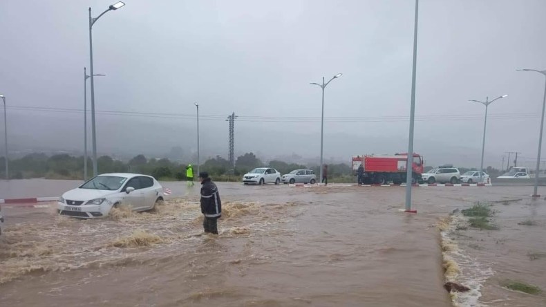 تقلبات جوية.. إنقاذ 7 أشخاص حاصرتهم مياه وادي تليلات بوهران