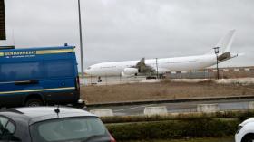 قادمة من الإمارات.. فرنسا تحتجز طائرة بسبب شبهة “الإتجار بالبشر”