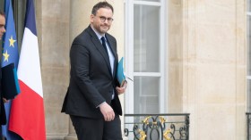 بسبب قانون الهجرة الجديد.. وزير فرنسي يقدم استقالته