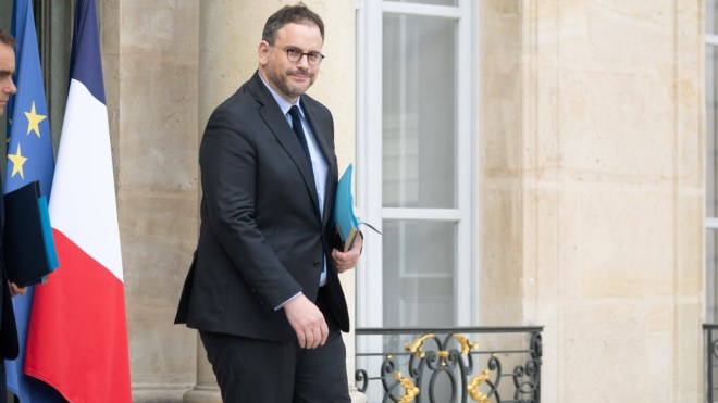 بسبب قانون الهجرة الجديد.. وزير فرنسي يقدم استقالته