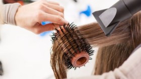 تعرفي على 8 أضرار محتملة يسببها مجفف الشعر