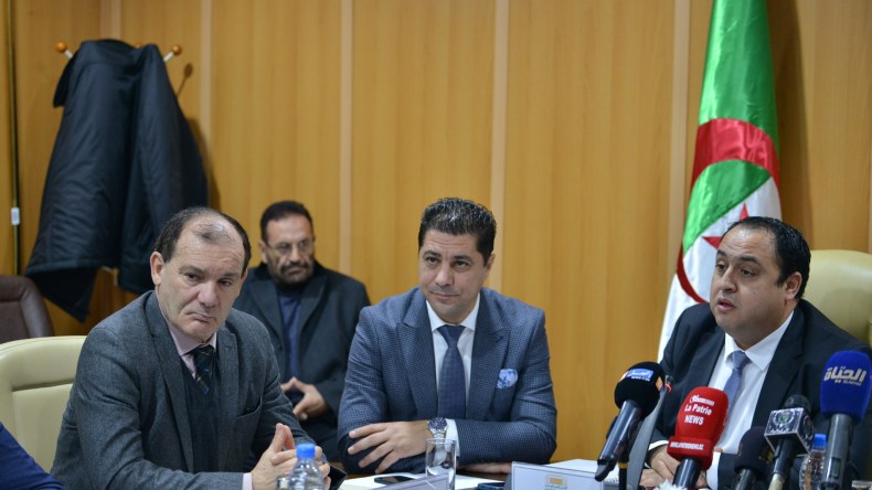 مقترح بإنشاء اشتراك لأفراد الجالية في رحلات الجوية الجزائرية