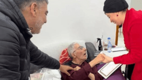 وزيرة الثقافة تزور الفنان نوبلي فاضل بمنزله في شرشال