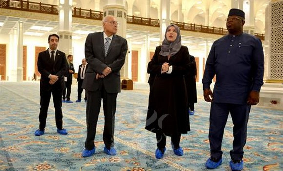 Le président de la République de Sierra Leone visite Djamaâ El-Djazaïr