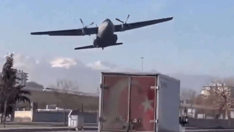 Un avion militaire frôle une autoroute et sème la panique (VIDEO)