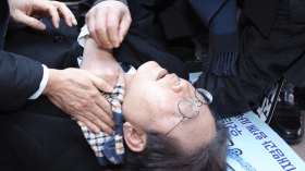 بالفيديو.. زعيم المعارضة في كوريا الجنوبية يتعرض للطعن أمام الملأ