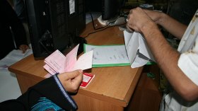 تجار يشترطون صكوك ضمان وزبائن عرضة للسجن