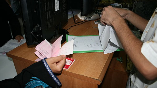تجار يشترطون صكوك ضمان وزبائن عرضة للسجن