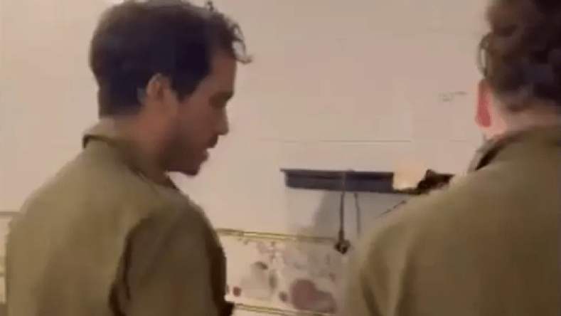 فيديو مستفز لجنود إسرائيليين يتباهون بالطهي في منزل قالوا إنه لأحد قيادات حماس!