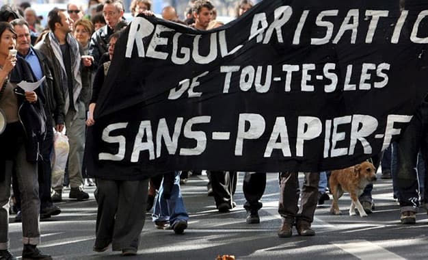 France: 10 000 sans-papiers seront régularisés!