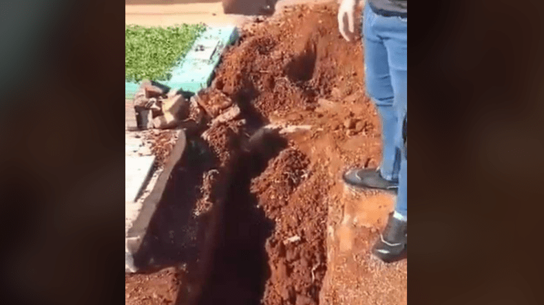 هل سُرق جثمانها أم تم تحويل قبرها؟.. جزائري يتفاجأ بقبر ابنته فارغا!