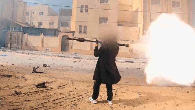 المقاتل الأنيق يتصدر الترند بعد تدميره لدبابة من المسافة صفر.. ما قصة روبن هود الفلسطيني؟