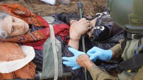 هذه قصة العجوز الفلسطينية المكبلة التي تحدث عنها أفيخاي أدرعي في روايته الجديدة!