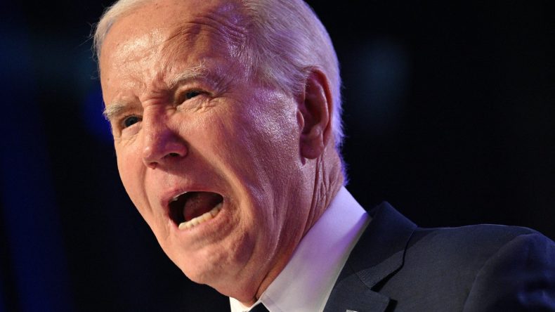 بايدن يتوعد الحوثيين بشأن استهداف الملاحة الدولية في البحر الأحمر