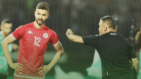 غادر المنتخب التونسي بسبب مرض ابنته.. بن وناس يشارك مع ناديه ويثير جدلا كبيرا