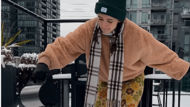 فيديو محيّر لشابة كندية توثق تجمد الماء الساخن في الهواء بسبب شدة البرودة!