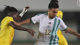 بِالفيديو: وجبة عشاء دسمة لـ “مُحاربي الصّحراء” قبل رحلة ساحل العاج