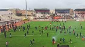 بِالفيديو والصّور: شغب وإلغاء مباراة الخروب وباتنة