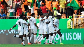 بطل إفريقيا يضرب بِقوّة