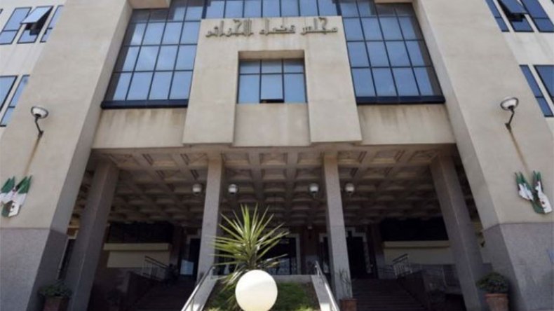 “حراقة” أفارقة يحولون شقة بالعاصمة إلى ورشة لتزوير النقود!