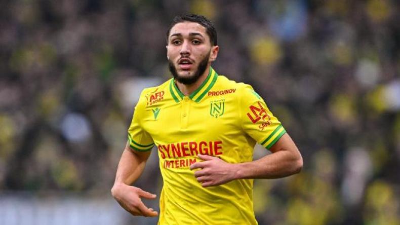 حجام في طريقه إلى هذا النّادي