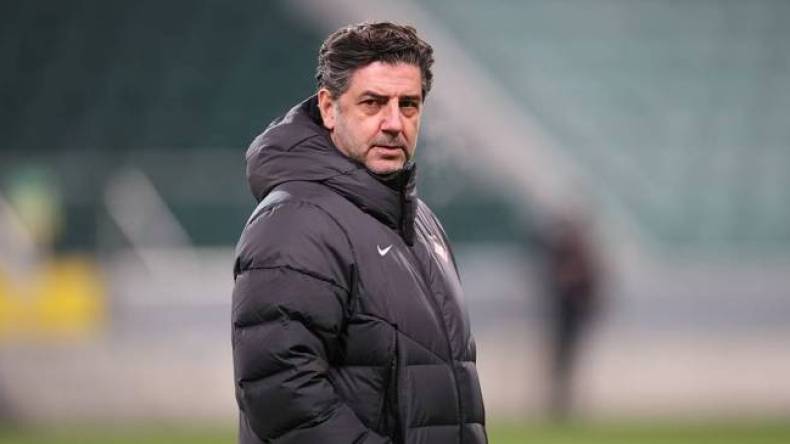 مُدرّب مصر أستاذ جامعي سبق له دراسة علوم النّفس والاجتماع والتّشريح