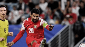 استبعاد هداف الأردن بعد اشتباكه مع مدربه المغربي عموتة (فيديو)