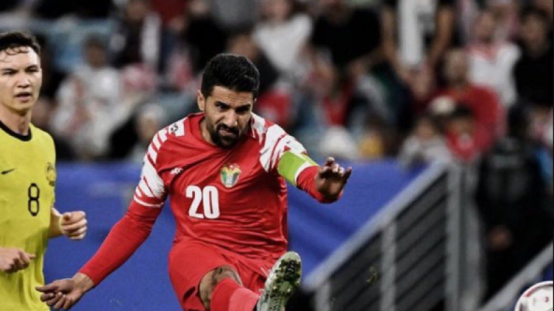 استبعاد هداف الأردن بعد اشتباكه مع مدربه المغربي عموتة (فيديو)