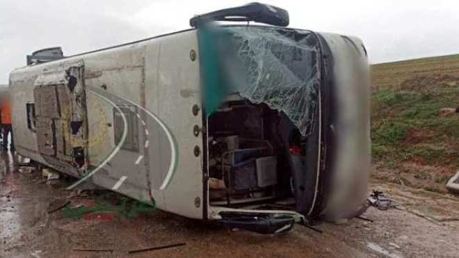 وفاة شخص وإصابة 23 فردا في انقلاب حافلة لِمُشجّعين رياضيين