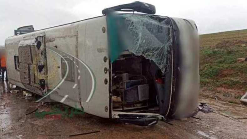 وفاة شخص وإصابة 23 فردا في انقلاب حافلة لِمُشجّعين رياضيين