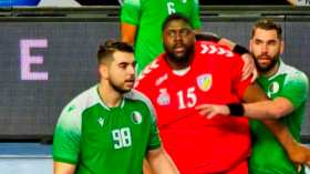 جزائريو كرة اليد واجهوا لاعبا يزن قنطارا ونصف!