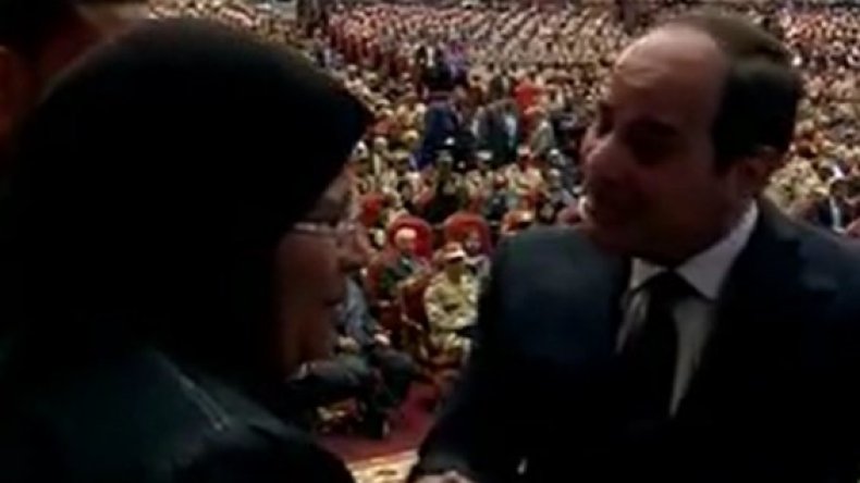 فيديو متداول لوالدة السيسي تتحدث باكية عن أمر فاجأها به!