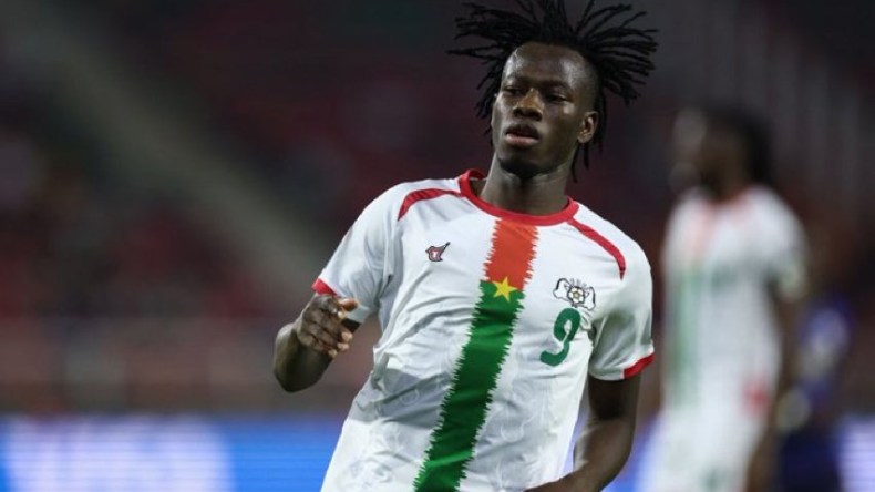 نجم بوركينافاسو يحذر من المواجهة أمام الجزائر