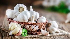 يُنصح بتناوله نيئا.. 13 فائدة صحية مثبتة للثوم
