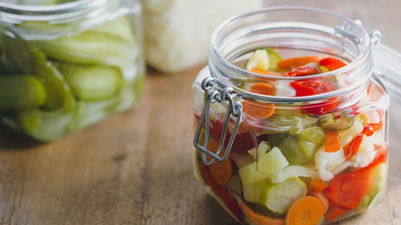 مواطنون يصنعون المخللات بطريقة “مسرطنة”