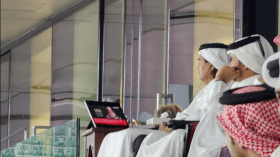 والد أمير قطر يصنع الحدث في مباراة إيران وفلسطين بمتابعته لخطاب الملثّم!