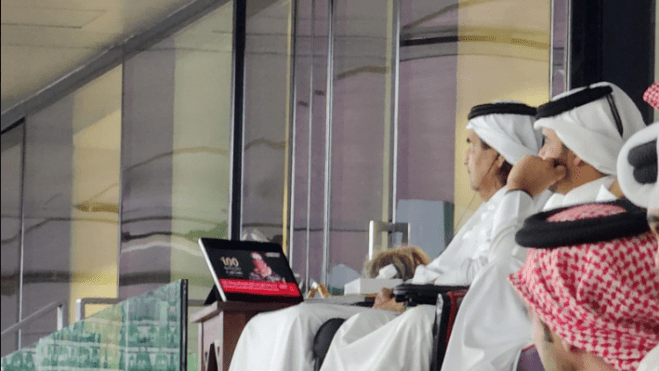 والد أمير قطر يصنع الحدث في مباراة إيران وفلسطين بمتابعته لخطاب الملثّم!