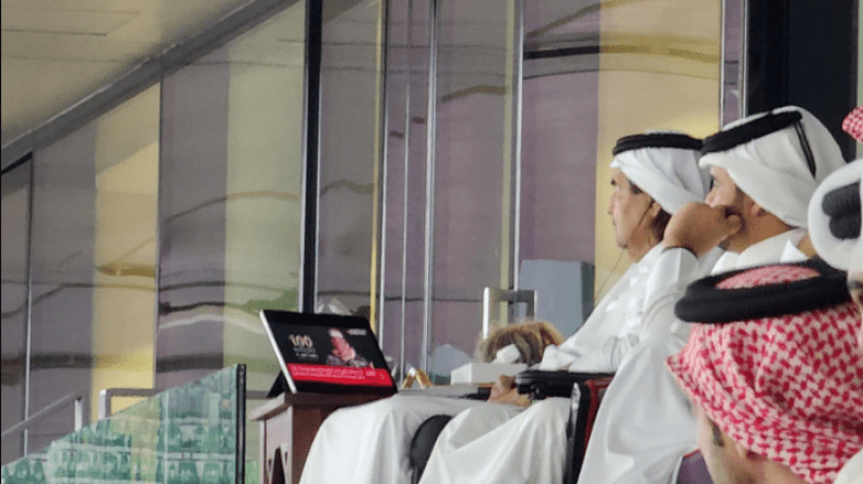 والد أمير قطر يصنع الحدث في مباراة إيران وفلسطين بمتابعته لخطاب الملثّم!