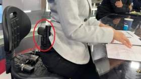 مذيعة إسرائيلية تثير الجدل بظهورها مسلحة على الهواء!