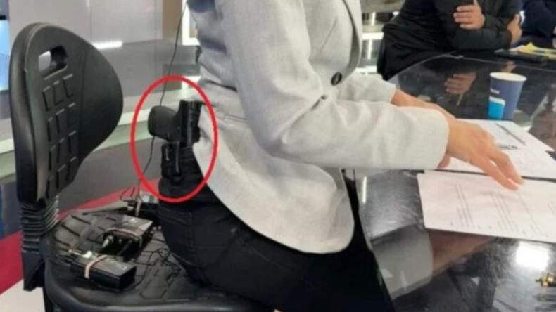 مذيعة إسرائيلية تثير الجدل بظهورها مسلحة على الهواء!